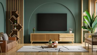 શું તમારું ટીવી વારંવાર ખરાબ થઈ રહ્યું છે, ભલે તમે મોંઘી બ્રાન્ડનું સ્માર્ટ ટીવી ખરીદ્યું હોય? તો બની શકે છે કે ભૂલ TVની નહીં, પણ તેની જગ્યાની હોય. હા, જ્યાં TV લગાવવામાં આવે છે, તેની TVની લાઈફ અને પરફોર્મેંસ પર ખૂબ અસર પડે છે. ઘણા લોકો દિવાલ પર ખાલી જગ્યા જોઈને ટીવી લગાવે છે, પરંતુ આ આદત ટીવીને નુકસાન પહોંચાડી શકે છે. ચાલો જાણીએ કે ટીવી ક્યાં ન લગાવવું જોઈએ અને શા માટે.