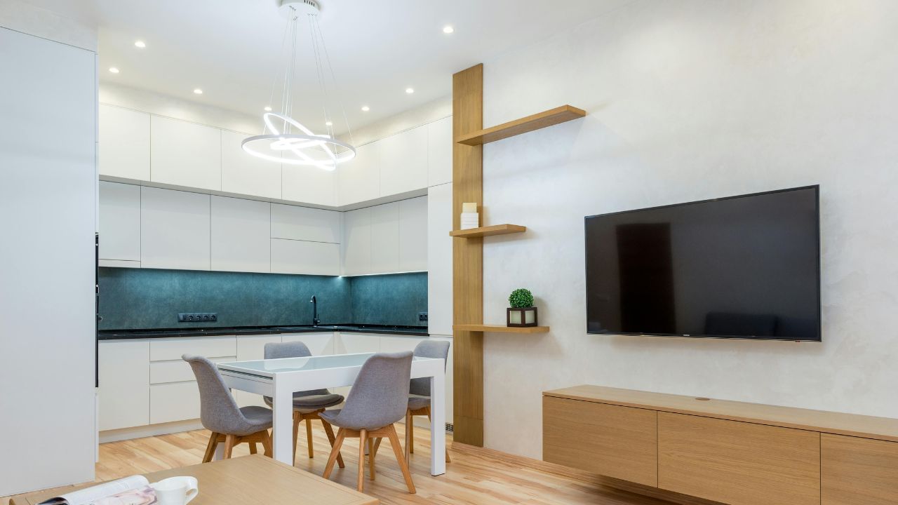 આ ડિવાઇસ 1,999 રૂપિયાની કિંમતે લિસ્ટેડ છે અને તે બેંક કાર્ડ સાથે પણ સસ્તી કિંમતે ઉપલબ્ધ થઈ શકે છે. આ સ્ટ્રીમિંગ સ્ટિકની મૂળ કિંમત 3,999 રૂપિયા છે અને તે અડધી કિંમતે ઓફર કરવામાં આવી રહી છે.એમેઝોનની સ્ટ્રીમિંગ સ્ટિકની સૌથી મોટી ખાસિયત એ છે કે એપ સ્ટોર સાથે, યુઝર્સને 12000 થી વધુ એપ્સનો સપોર્ટ મળે છે. તેમાં HD સ્ટ્રીમિંગનો વિકલ્પ છે અને એલેક્સા વોઇસ રિમોટ લાઇટ સાથે આવવાને કારણે, વપરાશકર્તાઓ બોલીને સામગ્રી શોધી શકે છે.