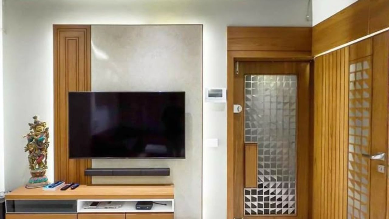 જૂના ટીવીને સ્માર્ટ ટીવીમાં કન્વર્ટ કરવાની કિંમત હવે 2000 રૂપિયાથી ઓછી છે અને આ તક ઓનલાઈન શોપિંગ પ્લેટફોર્મ એમેઝોન દ્વારા આપવામાં આવી રહી છે. ખરેખર, તમે સ્ટ્રીમિંગ સ્ટીકને જૂના નોન-સ્માર્ટ ટીવીમાં પ્લગ કરીને સ્માર્ટ ટીવીમાં કન્વર્ટ કરી શકો છો.