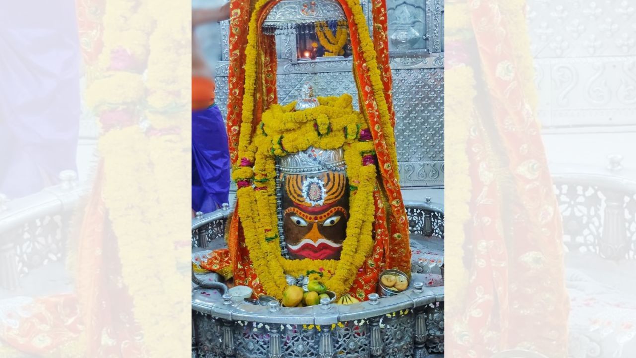 મહાકાલેશ્વર મંદિરના ઈતિહાસનો ઉલ્લેખ અનેક પુરાણો જેમ કે શિવપુરાણ, સ્કંદ પુરાણ, અને કાલિકા પુરાણમાં મળે છે. કહાય છે કે તે મહાભારત પૂર્વકાળથી પણ વધુ જૂનું છે. સ્કંદ પુરાણ મુજબ, શ્રીકૃષ્ણજીએ પણ યુગો પહેલાં મહાકાલનાં દર્શન કરી શ્રી મહાકાલના આશીર્વાદ મેળવ્યા હતા. (Credits: - Wikipedia)