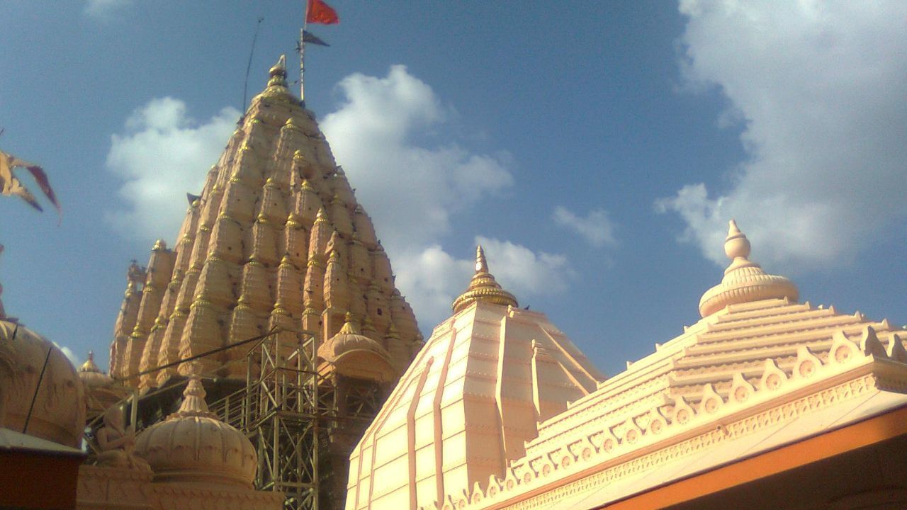 એક વખત ઉજ્જૈન પર દુષ્ટ દૈત્યોનો આતંક વધતા, એક શિવભક્ત બ્રાહ્મણ વિદ્યોતકએ ભગવાન શિવની આરાધના કરી. ત્યારે ભગવાન શિવ "મહાકાલ" બનીને દૈત્યોનો સંહાર કર્યો.આ ઘટનાના પછી ઉજ્જૈનવાસીઓએ તેમને "મહાકાલ" તરીકે પૂજવાનું શરૂ કર્યું. ભગવાન શિવે ત્યાં રહેવાનું વરદાન આપ્યું અને ત્યાં પોતે સ્વયંભૂ જ્યોતિર્લિંગ રૂપે બિરાજમાન થયા. (Credits: - Wikipedia)