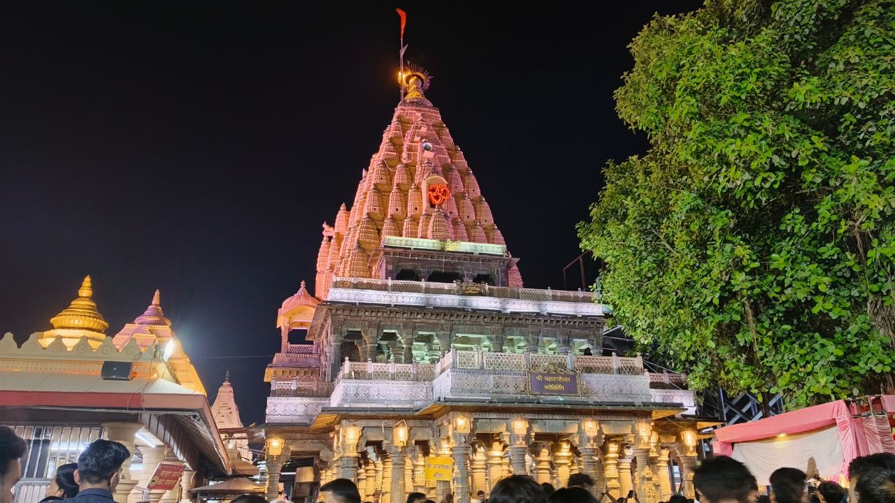 મહાકાલેશ્વર જ્યોતિર્લિંગ એક પવિત્ર હિન્દુ મંદિર છે, જે ભગવાન શિવને અર્પિત છે અને તેને શિવના બાર જ્યોતિર્લિંગોમાંથી એક તરીકે માનવામાં આવે છે. આ મંદિર ભારતના મધ્ય પ્રદેશમાં આવેલા ઉજ્જૈન નામના પૌરાણિક શહેરમાં વસેલું છે અને શિપ્રા નદીના તટે સ્થિત છે. અહીં ભગવાન શિવ લિંગમ સ્વરૂપે સ્વયંભૂ રૂપે પ્રગટ થયા હોવાનું માનવામાં આવે છે. જ્યાં દર 12 વર્ષે યોજાતો કુંભ મેળો (સિંહસ્થ) વિશ્વવિખ્યાત છે. (Credits: - Wikipedia)
