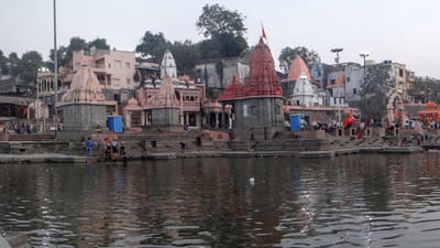 "મહા" અર્થાત્ મહાન, વિશાળ, સર્વશક્તિમાન, "કાલ" એટલે કે સમય, મૃત્યુ "મહાકાલ" એટલે સમયથી પણ પરે રહેનાર, સમય અને મૃત્યુ પર વિજય મેળવનાર પરમેશ્વર. હિંદુ ધર્મમાં ભગવાન શિવને "કાલોનાં પણ કાલ", એટલે કે "મૃત્યુના પણ અંતકર્તા" તરીકે પૂજવામાં આવે છે. તેથી ઉજ્જૈનના શિવલિંગને "મહાકાલેશ્વર" અથવા "મહાકાલ" તરીકે ઓળખવામાં આવે છે. (Credits: - Wikipedia)