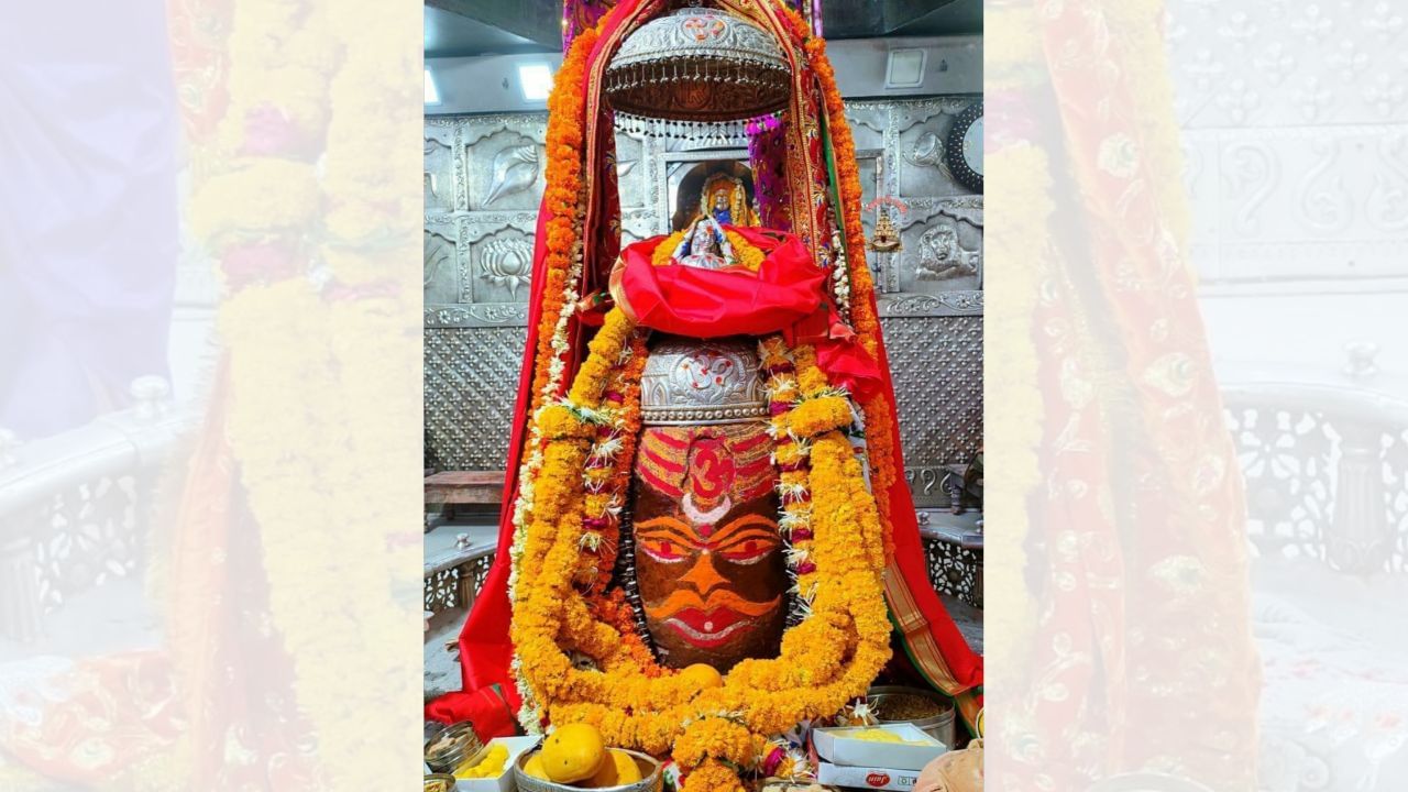 ઈ.સ. 1234–35 દરમિયાન ઈલ્તુત્મિશના આક્રમણ વખતે ઉજ્જૈન સ્થિત મહાકાલ મંદિરને ગંભીર રીતે નુકસાન પહોંચાડવામાં આવ્યું હતું. આ હુમલા દરમિયાન જ્યોતિર્લિંગને નષ્ટ કરવામાં આવ્યું હતું અને એવી માન્યતા છે કે લિંગમને ધરી રાખતી જલધારી ચોરી કરીને મંદિર નજીકના કોટીતીર્થ કુંડમાં ફેંકી દેવામાં આવી હતી. (Credits: - Wikipedia)