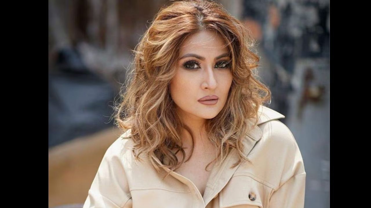 આ અભિનેત્રીએ નાની ઉંમરે લગ્ન કર્યા અને પછી માતા બની. તે નાના પડદા પર તેના મજબૂત અભિનય અને વાસ્તવિક જીવનમાં તેના લુક માટે સમાચારમાં રહે છે. તેને એકતા કપૂરની 'કસોટી જિંદગી કી'માં કોમોલિકાની નકારાત્મક ભૂમિકા ભજવવા બદલ ઓળખ મળી. ટીવી સિરિયલો ઉપરાંત, ઉર્વશી સલમાન ખાનના શો 'બિગ બોસ'નો પણ ભાગ હતી, જેમાં તે વિજેતા પણ બની હતી. 