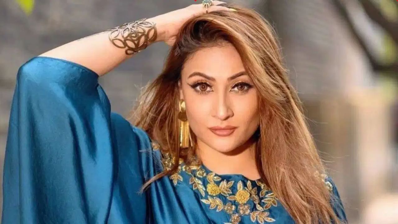 ઉર્વશી ધોળકિયાની માતા પંજાબી છે અને પિતા ગુજરાતી છે. તે બાળપણથી જ નાના પડદા સાથે જોડાયેલી છે. તેણી પહેલી વાર 6 વર્ષની ઉંમરે બાળક તરીકે ટીવી પર દેખાઈ હતી જ્યારે તેણી એક જાહેરાતમાં દેખાઈ હતી. એટલું જ નહીં, તેણી દૂરદર્શનની ટીવી સિરિઝ 'શ્રીકાંત' માં બાળ કલાકાર તરીકે પણ દેખાઈ હતી. આમાં તેણીએ રાજલક્ષ્મીનું પાત્ર ભજવ્યું હતું. 