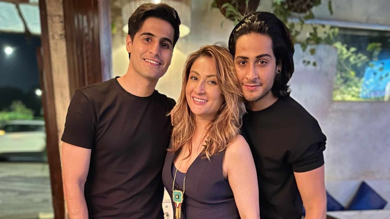 ઉર્વશીના અંગત જીવન વિશે વાત કરીએ તો, તે ખૂબ જ પીડાદાયક રહ્યું છે, તેણીએ 16 વર્ષની ઉંમરે લગ્ન કર્યા હતા અને પછી 18 વર્ષની ઉંમરે છૂટાછેડા લીધા હતા. 17 વર્ષની ઉંમરે, તે બે જોડીયા બાળકો ક્ષિતિજ અને સાગરની માતા બની હતી. તેણીએ સિંગલ મધર તરીકે બાળકોને ઉછેર્યા. તેણીના એક્સ હસબન્ડનું નામ ક્યાંય મેન્સન નથી.  