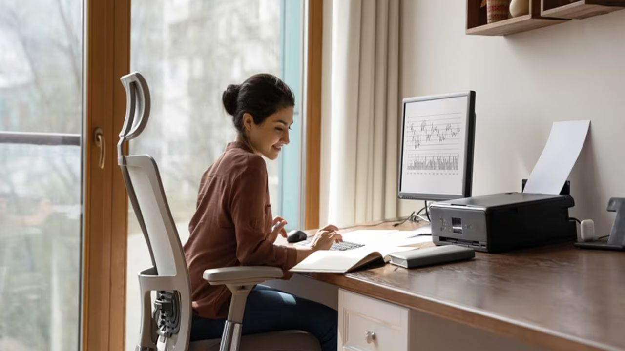 યોગ્ય દિશામાં અભ્યાસ: વાસ્તુ શાસ્ત્ર અનુસાર અભ્યાસ માટે ઉત્તર કે પૂર્વ દિશા (ઈશાન ખૂણો) સૌથી શુભ ગણાય છે. આ દિશામાં ભણવાથી સકારાત્મક ઊર્જાનો સંચાર થાય છે. જે એકાગ્રતા અને યાદ શક્તિને વધારે છે. તમારા સ્ટડી ટેબલને એવી રીતે રાખો કે તમારુ મોં ઉત્તર કે પૂર્વ દિશા તરફ રહે. સ્ટડી ટેબલની સામે દીવાલ પર માતા સરસ્વતીની તસવીર કે મોટિવેશનલ ક્વોટ્સ લગાવો. જે તમને પ્રેરિત કરશે અને ભણવામાં રુચિ વધારશે. 