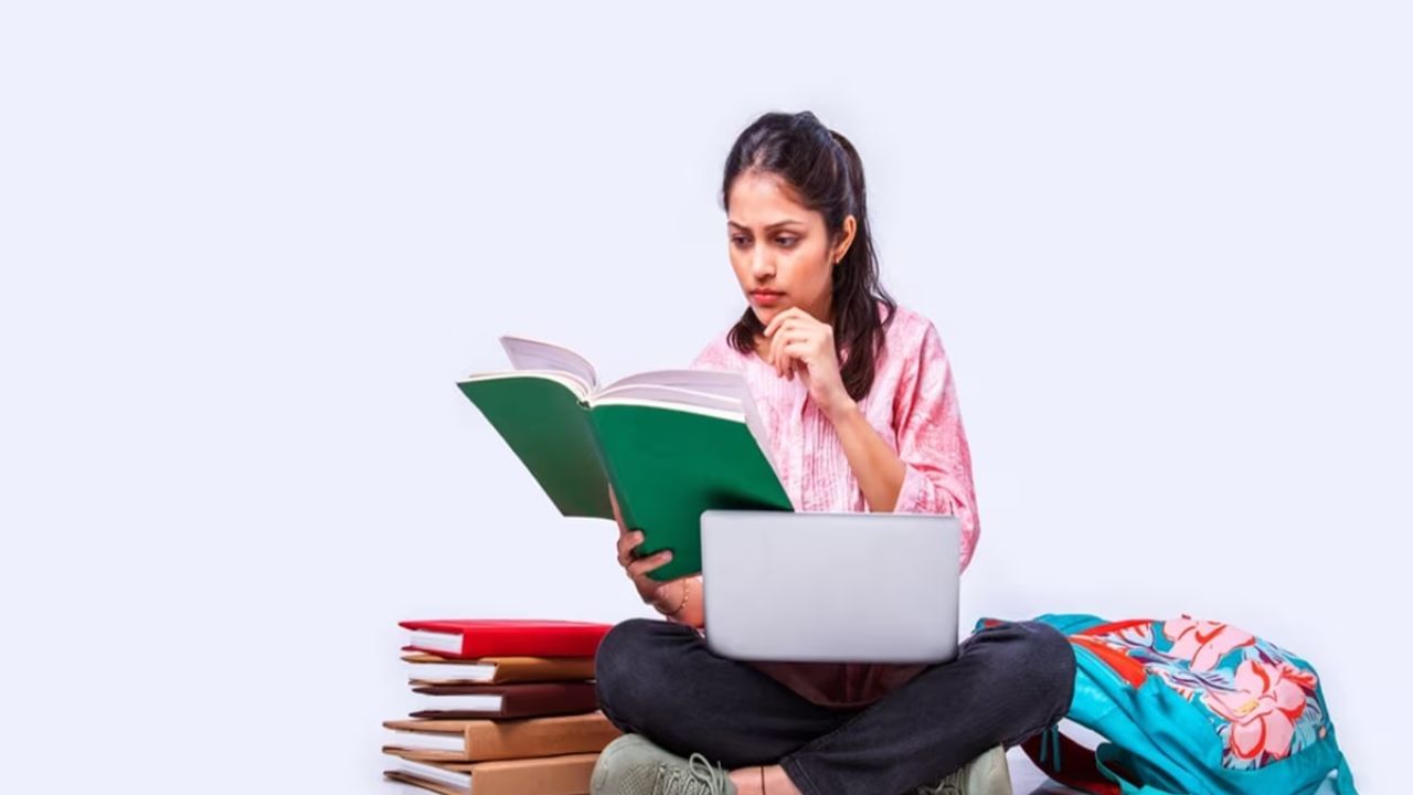 સ્ટડી ટેબલ પર રાખો આ ખાસ વસ્તુ: ભણવાના ટેબલ પર કેટલીક વસ્તુઓ રાખવાથી સકારાત્મક ઊર્જા વધે છે. વાસ્તુ અનુસાર, સ્ટડી ટેબલ પર પીળા રંગના તાજા ફુલ, ક્રિસ્ટલ બોલ કે નાનો વાંસનો પ્લાન્ટ રાખો. પીળો રંગ બુદ્ધિ અને રચનાત્મક્તાનું પ્રતિક છે. જે મા સરસ્વતીની ઊર્જાને સક્રિય કરે છે. 