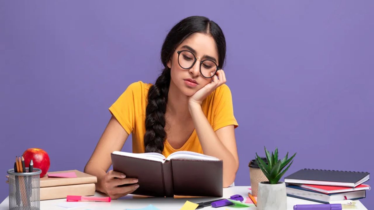 ગણેશ મંત્રનો જાપ : પરીક્ષાની તૈયારી શરૂ કર્યા પહેલા દરરોજ સવારે દીપક પ્રગટાવો અને 'ॐ गं गणपतये नमः' મંત્રનો 11 વાર જાપ કરો. આ મંત્ર બાધાઓ દૂર કરે છે અને મનને એકાગ્ર રાખે છે. સાથે જ ઘરમાં તુલસીનો છોડ રાખવો પણ શુભ ગણાય છે. તુલસીનો છોડને ઉત્તર-પૂર્વ કે પૂર્વ દિશામાં રાખો અને રોજ જળ અર્પિત કરો. આ ઘરમાં સકારાત્મક ઊર્જા વધારે છે અને ભણવામાં પણ સ્થિરતા લાવે છે. 