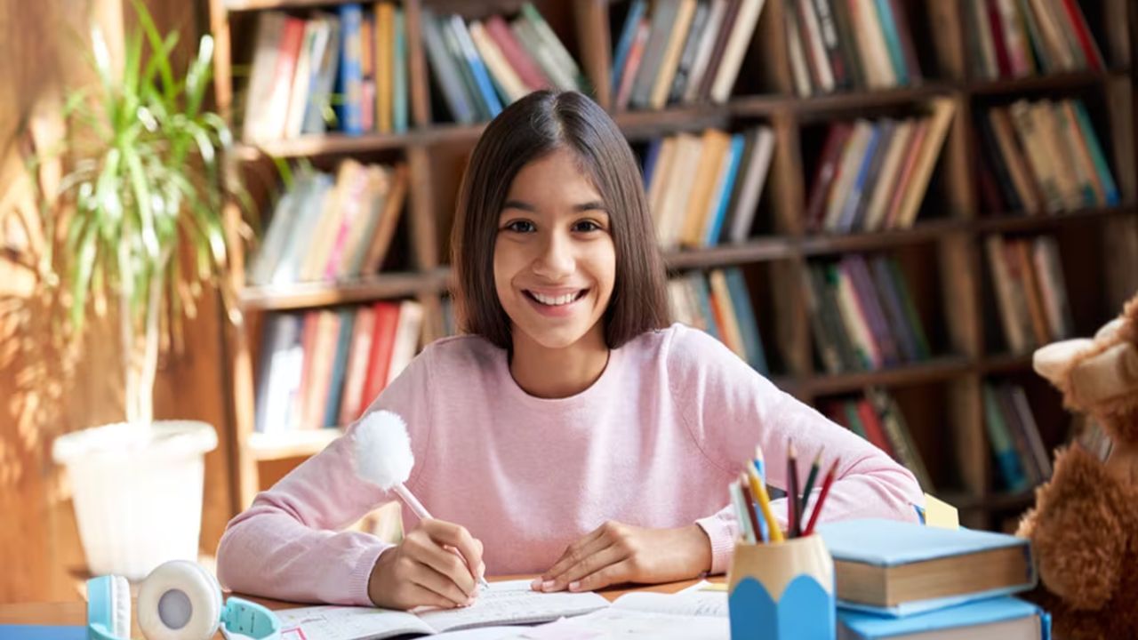 શનિવારે વિશેષ ઉપાય:પરીક્ષામાં વારંવાર બાધા આવી રહી હોય, તો શનિવારે વિશેષ વાસ્તુ ઉપાય કરો. આ દિવસે પીપળાના ઝાડ નીચે સરસોંના તેલનો દીવો પ્રગટાવો અને શનિ મંત્ર 'ॐ शं शनैश्चराय नमः' નો 11 વાર જાપ કરો. શનિવારે જરૂરતમંદને દેશી ચણા, કાળા કપડા અને લોખંડની વસ્તુનું દાન કરો. જે શનિ ગ્રહના નકારાત્મક પ્રભાવને ઓછુ કરે છે અને પરીક્ષામાં સફળતાનો માર્ગ ખૂલે છે. 