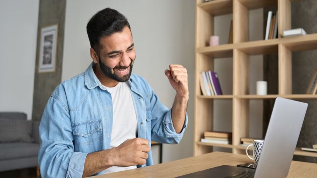 દક્ષિણ- પશ્ચિમ ખૂણામાં સંતુલન: વાસ્તુમાં દક્ષિણ- પશ્ચિમ ખૂણો સ્થિરતા અને કરિયરનું સ્થાન મનાય છે. આ ખૂણાને સાફ અને વ્યવસ્થિત રાખો. અવ્યવસ્થા અને ગંદકી આ સ્થાનની ઊર્જાને ઓછી કરે છે. જેની અસર તમારા અભ્યાસ અને આત્મવિશ્વાસ પર પડી શકે છે. આ ખૂણામાં એક લાકડાનો ગ્લોબ કે પુસ્તકોનો નાનો રેક રાખો. ભારે સામાન કે કચરો આ સ્થાન પર ન રાખો. 