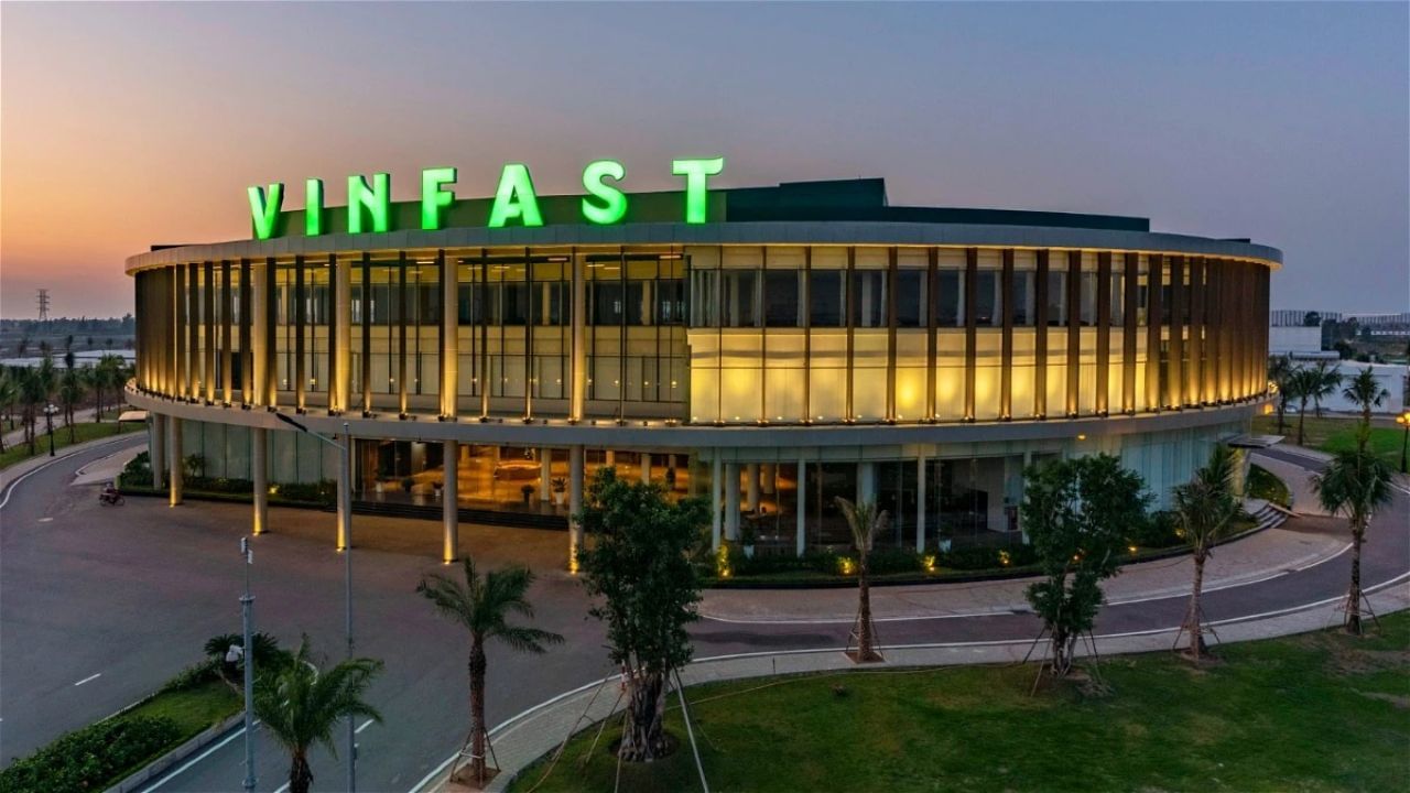 જ્યારે ટેસ્લા CBU રૂટ દ્વારા ભારતમાં પ્રવેશ કરી રહી છે, ત્યારે વિનફાસ્ટે બીજો રસ્તો પસંદ કર્યો છે. વિનફાસ્ટ ભારતમાં કાર એસેમ્બલ કરશે અને અહીંના બજારમાં વેચશે. તેનો સૌથી મોટો ફાયદો કારની કિંમતમાં જોવા મળશે. જોકે, કંપનીએ ભારતના 27 મોટા શહેરોમાં લગભગ 32 શોરૂમ શરૂ કરી દીધા છે. કંપની આવતીકાલથી તેની બે ઇલેક્ટ્રિક કાર VF6 અને VF7 નું સત્તાવાર બુકિંગ શરૂ કરશે. આ બંને ઇલેક્ટ્રિક SUV છે.