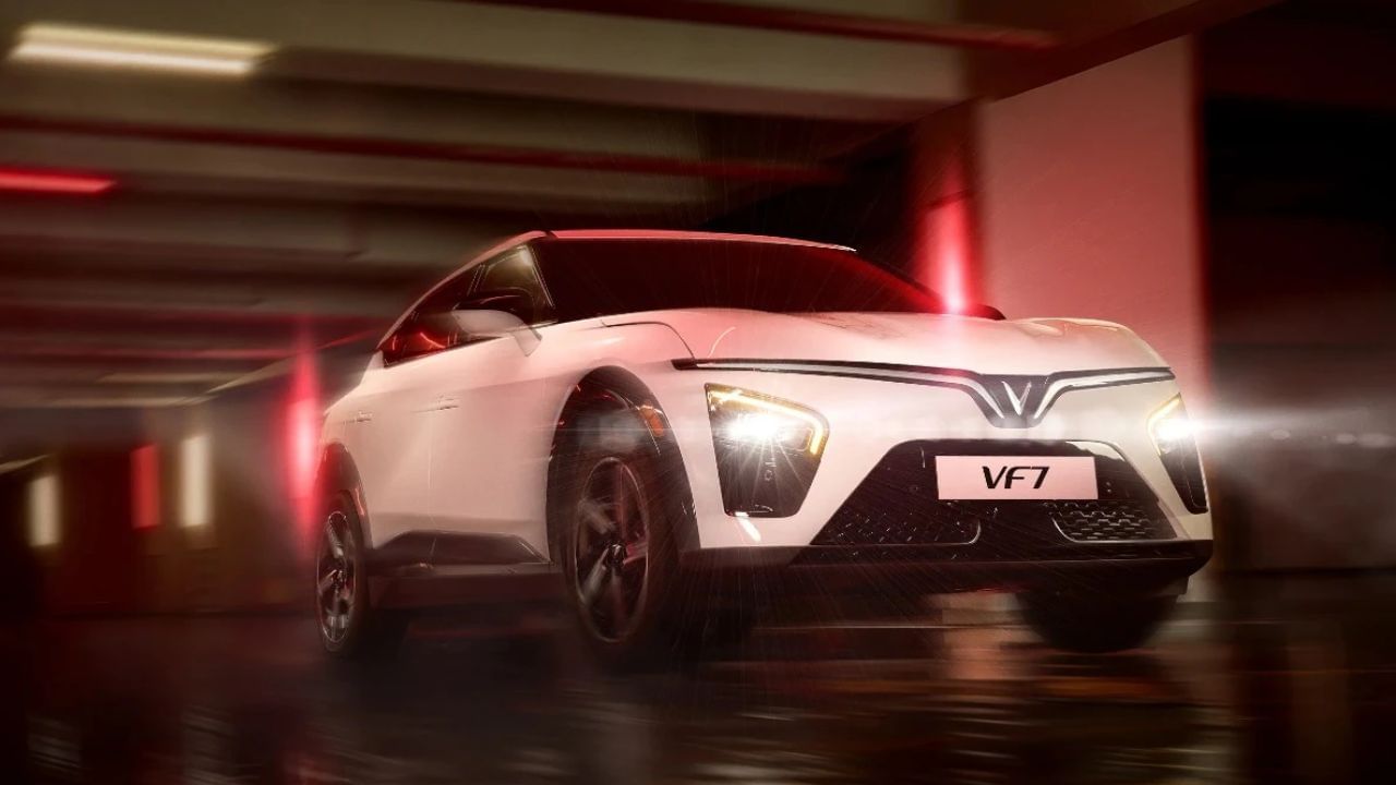 જોકે, લોન્ચ પહેલાં વિનફાસ્ટ કારની કિંમત વિશે કંઈ કહેવું મુશ્કેલ છે. પરંતુ નિષ્ણાતો માને છે કે કંપની VF6 ને લગભગ 25 થી 30 લાખ રૂપિયાની શરૂઆતની કિંમતે અને VF7 ને 45 થી 50 લાખ રૂપિયાની શરૂઆતની કિંમતે લોન્ચ કરી શકે છે. હવે એ જોવું રસપ્રદ રહેશે કે આ કારોની કિંમત શું નક્કી થાય છે. કારણ કે ભારતીય બજારમાં, ટાટા મોટર્સ, મહિન્દ્રા અને MG મોટર્સ પહેલાથી જ ઇલેક્ટ્રિક વાહન સેગમેન્ટમાં સખત સ્પર્ધા બનાવી ચૂક્યા છે.