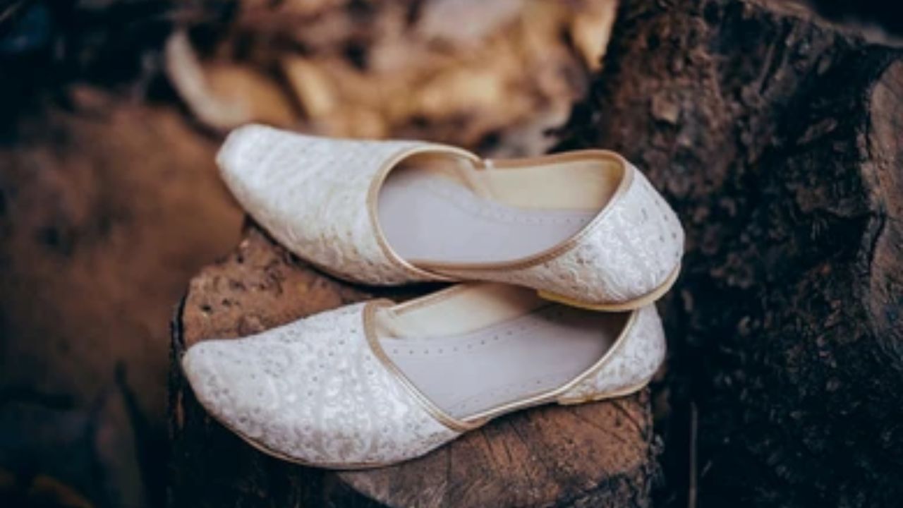 (Disclaimer - આ લેખમાં સમાવિષ્ટ કોઈપણ માહિતી/સામગ્રી/ગણતરીની ચોકસાઈ અથવા વિશ્વસનીયતાની ખાતરી આપવામાં આવતી નથી. આ માહિતી વિવિધ માધ્યમો/જ્યોતિષીઓ/ઉપદેશો/માન્યતાઓ/ધાર્મિક ગ્રંથોમાંથી એકત્રિત કરીને તમારા સુધી પહોંચાડવામાં આવી છે. અમારો ઉદ્દેશ્ય ફક્ત માહિતી પહોંચાડવાનો છે. વાંચકોએ તેને ફક્ત માહિતી તરીકે જ માનવી જોઈએ. આ ઉપરાંત તેના કોઈપણ ઉપયોગ માટે વાંચકો પોતે જવાબદાર રહેશે.)(All Image Symbolic)