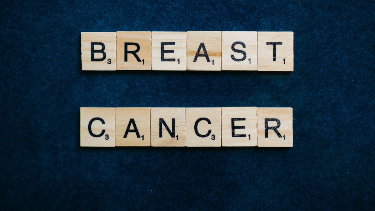 કેટલીક વખત મહિલાઓમાં બ્રેસ્ટમાં થનારા નોર્મેલ દુખાવો કે ગાંઠને બ્રેસ્ટ કેન્સર સાથે જોડી પરેશાન થઈ જાય છે. બ્રેસ્ટ પેન,બ્રેસ્ટ કેન્સરના એક લક્ષણ હોય શકે છે. પરંતુ બ્રેસ્ટ પેનના કારણે બ્રેસ્ટ કેન્સર ક્યારે થાય છે અને ક્યારે નોર્મલ હોય છે.આ વિશે આજે આપણે એક્સપર્ટ પાસેથી વધારે માહિતી જાણીએ.