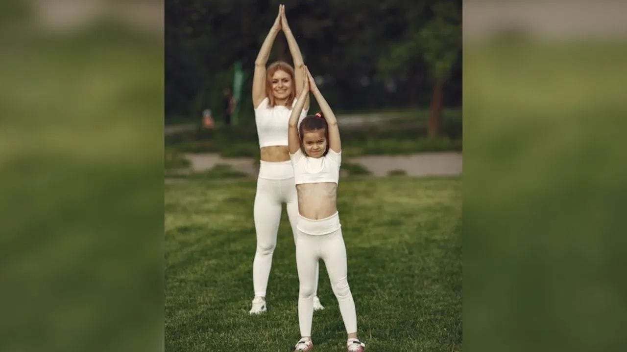 તાડાસન, જેને "પર્વત પોઝ" તરીકે પણ ઓળખવામાં આવે છે, કારણ કે આ પોઝ કરતી વખતે, ઊભા રહેવાથી શરીર સીધું રહે છે અને હાથને ઉપર તરફ લઈ જઈને ખેંચવામાં આવે છે, જેના કારણે કરોડરજ્જુને સકારાત્મક ખેંચાણ મળે છે અને સ્નાયુઓ પણ ખેંચાય છે. આ યોગાસન આખા શરીરને સારો ખેંચાણ આપે છે, જે વૃદ્ધિ હોર્મોન્સને સક્રિય કરે છે અને બાળકોની ઊંચાઈ વધારવામાં મદદ કરે છે.