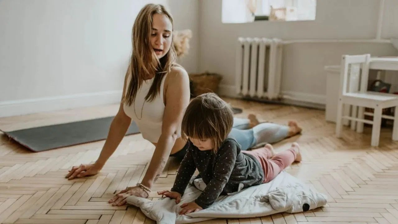 ભુજંગાસન (કોબ્રા પોઝ) કરવું ખૂબ જ સરળ અને ખૂબ જ ફાયદાકારક છે. આ કરવાથી, પીઠ અને કરોડરજ્જુમાં લવચીકતા વધે છે અને ફેફસાંની સાથે, પાચન, હૃદયને પણ ફાયદો થાય છે. આ આસનમાં, પેટ પર સૂવું પડે છે અને હથેળીઓની મદદથી, શરીરને ખભાથી ઉપરની તરફ ઉઠાવવામાં આવે છે. આ યોગાસન શરીરને સારો ખેંચાણ આપીને હોર્મોન્સને સંતુલિત કરવાનું પણ કામ કરે છે, જેના કારણે તે ઊંચાઈ વધારવામાં મદદરૂપ થાય છે.
