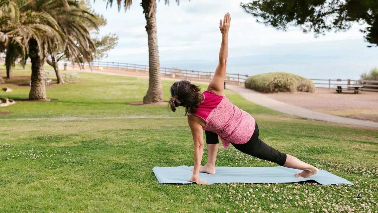 ત્રિકોણાસનમાં, શરીર એક તરફ નમેલું હોય છે, જે બાજુના શરીર, કરોડરજ્જુ અને પગના સ્નાયુઓને ખેંચે છે. આ ખેંચાણ શરીરની રચનાને સંતુલિત કરે છે અને ઊંચાઈ વૃદ્ધિને પ્રેરે છે. આ આસન લચીલાપન વધારે છે, કમરની ચરબી ઘટાડે છે અને કરોડરજ્જુની લંબાઈમાં મદદ કરે છે. આ બાળકો માટે એક સરળ અને ફાયદાકારક આસન છે.