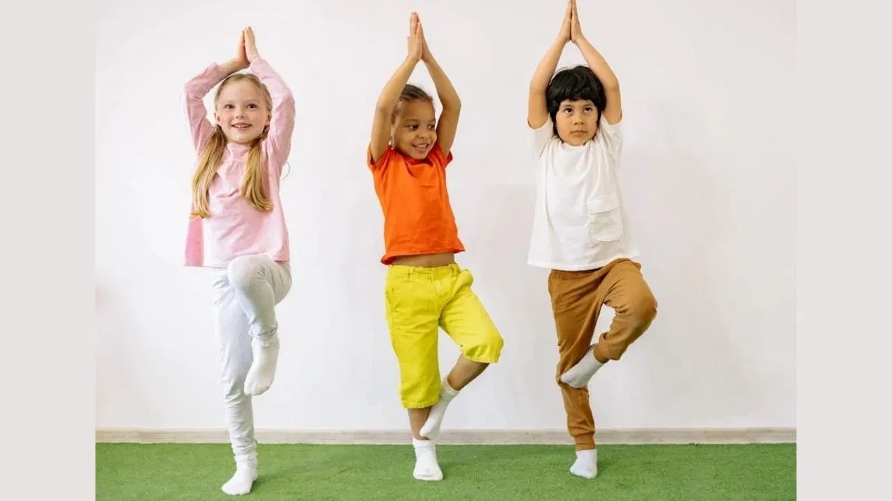 વૃક્ષાસન કરવાથી માત્ર ઊંચાઈ વધારવામાં જ મદદ મળતી નથી પણ બાળકોનું સંતુલન પણ સુધરે છે. આમાં, સીધા ઊભા થયા પછી, શરીરને એક પગ પર સંતુલિત કરવામાં આવે છે અને બીજા પગને જાંઘ પર રાખવામાં આવે છે અને હાથ ઉભા કરીને જોડવામાં આવે છે. આ યોગ આસન માત્ર સંતુલન સુધારવામાં મદદ કરતું નથી પરંતુ બાળકોની એકાગ્રતા અને મુદ્રામાં પણ સુધારો કરે છે.