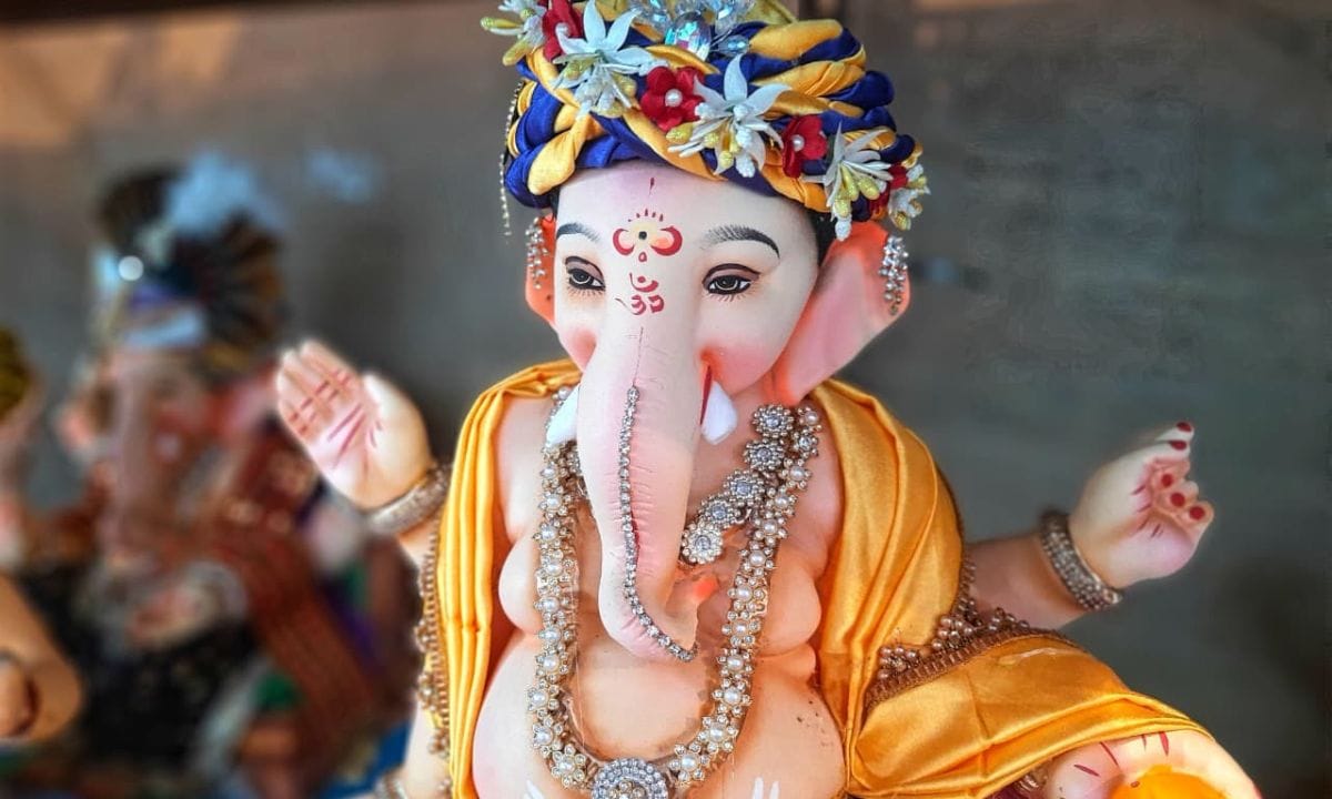 વરદાન આપનારા  દેવોના પ્રિય, લંબોદર, કલાસ્ત્રોથી પરિપૂર્ણ, હાથીના મુખ ધરાવનારા અને વેદ તથા યજ્ઞથી વિભૂષિત એવા ગણપતિજીની દરેક પ્રસંગમાં પ્રથમ પૂજા કરવામાં આવે છે.