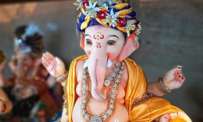 વરદાન આપનારા  દેવોના પ્રિય, લંબોદર, કલાસ્ત્રોથી પરિપૂર્ણ, હાથીના મુખ ધરાવનારા અને વેદ તથા યજ્ઞથી વિભૂષિત એવા ગણપતિજીની દરેક પ્રસંગમાં પ્રથમ પૂજા કરવામાં આવે છે.