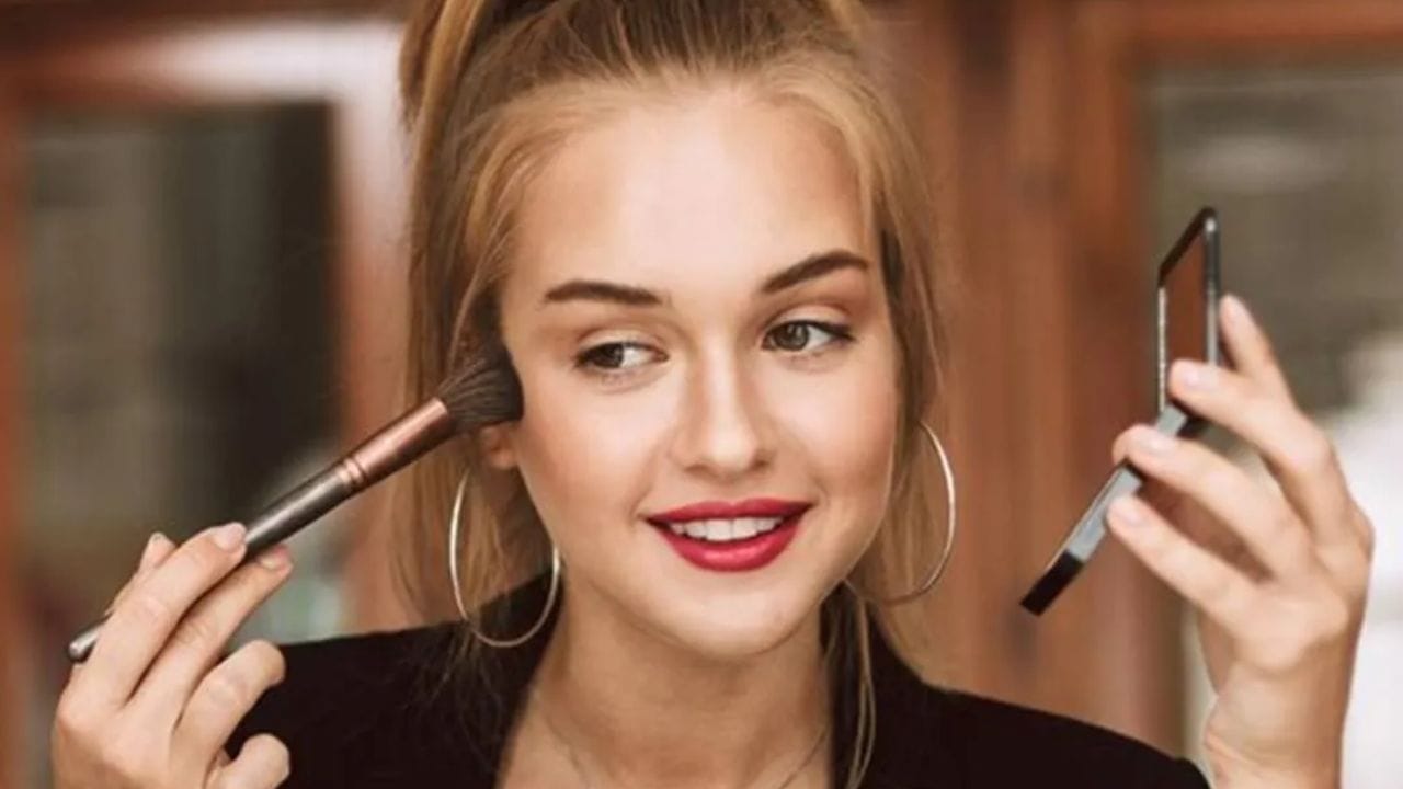 ક્લીંજિંગ: ચહેરાનું ક્લીંજિંગ એ પહેલું પગલું છે. આ માટે સવારે ઉઠતાની સાથે જ સૌ પ્રથમ તમારા ચહેરાને હળવા ફેસવોશથી ધોઈ લો. આ રાતોરાત ત્વચા પર આવેલું વધારાનું તેલ સાફ કરશે અને ચહેરા પર તાજગી લાવશે. તેમાં તમને લગભગ બે-ત્રણ મિનિટ લાગશે.