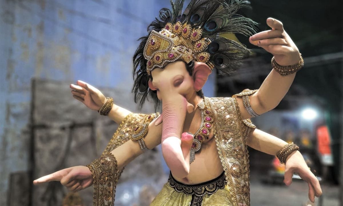 27 ઓગસ્ટ થી ગણેશ ઉત્સવની શુભ શરૂઆત થઈ રહી છે. અમદાવાદ શહેરમાં અનેક જગ્યાએ ધામધૂમથી સાર્વત્રિક ગણેશ ઉત્સવ ઉજવવા માટે અને ભક્તોએ નિજ ઘરે ગણેશજીની સ્થાપના કરવા માટેની તૈયારીઓ શરૂ કરી દીધી છે.