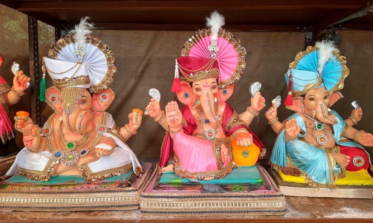 2 થી 2.5 ફૂટની માટીની મૂર્તિ બનાવવા માટે આશરે બે થી ત્રણ દિવસનો સમય લાગે છે અને આ મૂર્તિને સુકાવવા માટે 15 થી 20 દિવસનો સમય લાગે છે જ્યારે 12 કે 15 ફૂટની મોટી મૂર્તિ બનાવવા માટે 1 થી સવા મહિના નો સમય લાગતો હોય છે.