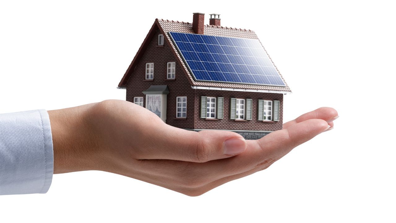 3 kW સોલાર સિસ્ટમ દ્વારા ઉત્પન્ન થતી વીજળી 1 ટન AC ચલાવવા માટે પૂરતી હોઈ શકે છે. પરંતુ 1.5 ટન AC ચલાવવા માટે થોડી મર્યાદા આવી શકે છે, ખાસ કરીને જો ઘરમાં અન્ય ઉપકરણો પણ ચાલુ હોય તો. આવી સ્થિતિમાં AC ચલાવવું મુશ્કેલ થઈ શકે છે. જો તમે 1.5 ટન AC ચલાવવા માંગો છો, તો બીજા ઉપકરણોનો વપરાશ ઓછો રાખવો પડશે અથવા 5 kW સોલાર સિસ્ટમ પસંદ કરવી પડશે.