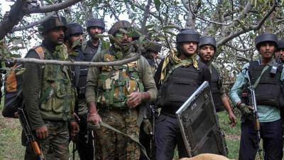 કુલગામમાં શુક્રવારથી ચાલી રહેલા એન્કાઉન્ટરમાં અત્યાર સુધીમાં 3 આતંકવાદીઓ થયા ઠાર