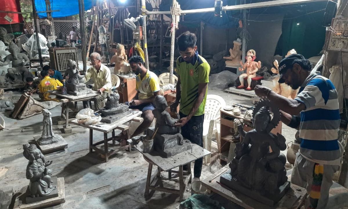  ઘણીવાર ભક્તોની લાગણી ને માન આપીને આ મૂર્તિ ની અંદર વિવિધ પ્રકારના ઝાડ અને છોડના બીજ પણ રાખવામાં આવે છે