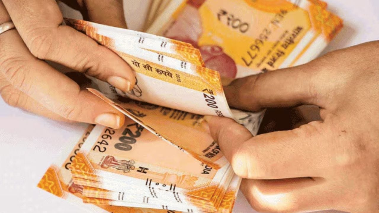 આચાર્ય ચાણક્ય શિક્ષણને ખૂબ મહત્વ આપે છે. તેમના મતે, જ્યાં શિક્ષણ અને જ્ઞાન હોય છે, ત્યાં દેવી લક્ષ્મી રહે છે.