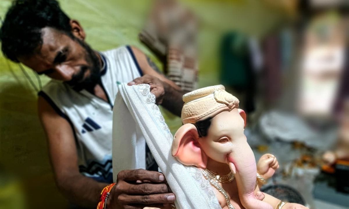 હવે સમય બદલાતા  એન્વાયરમેન્ટ ફ્રેન્ડલી  એટલે કે માટી અને છાણામાંથી બનાવેલી મૂર્તિઓ ભક્તોની પ્રથમ પસંદગી બની છે.