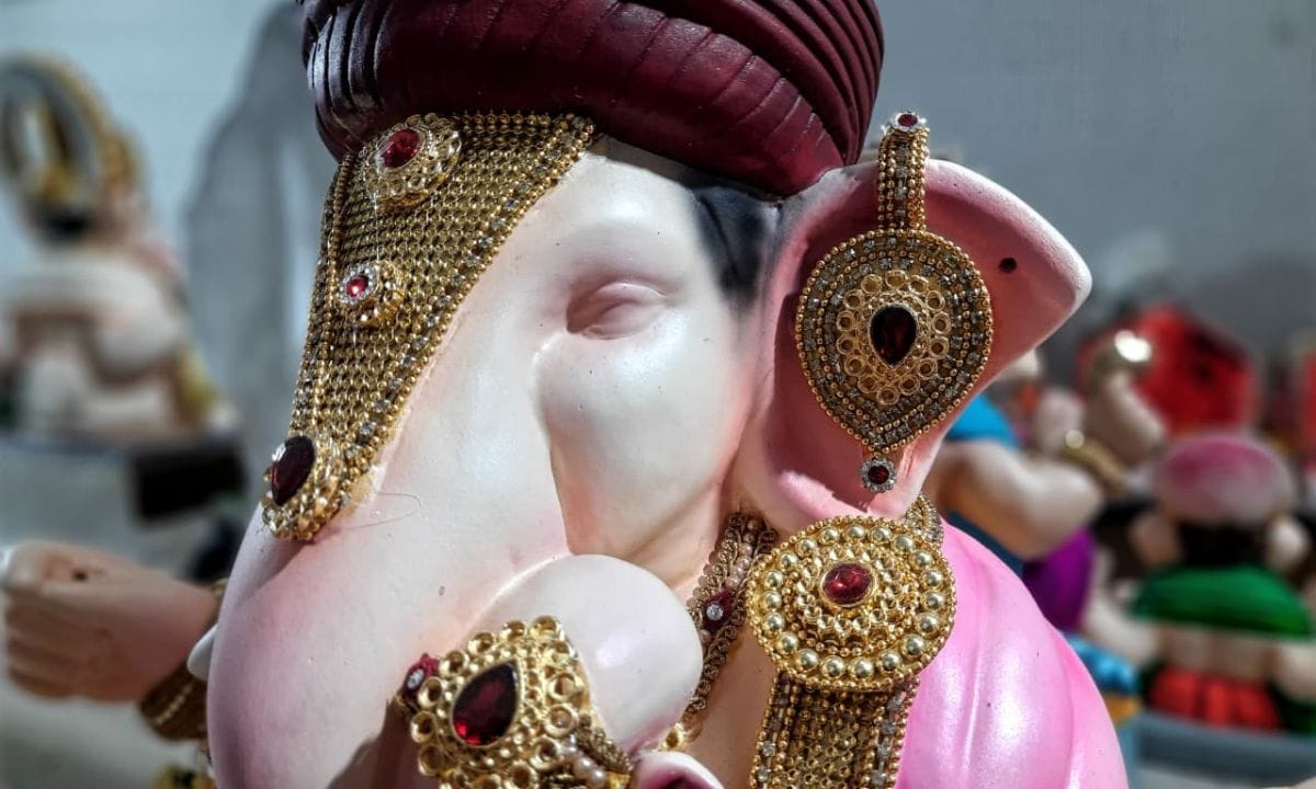 માટીના ગણેશ ભાવનગર અને તેની આજુબાજુના દરિયાકિનારા પાસેથી મળી આવતી રીવર બેડ ક્લે, રેડ સોઈલ અને ઘણીવાર ચોખાનું ભૂસુ વગેરે સમગ્રીનો ઉપયોગ કરીને બનાવવામાં આવે છે. આ ઉપરાંત મૂર્તિમાં રંગવા માટે જે કલર વાપરવામાં આવે છે તે પણ ઈકો ફ્રેન્ડલી હોય છે.