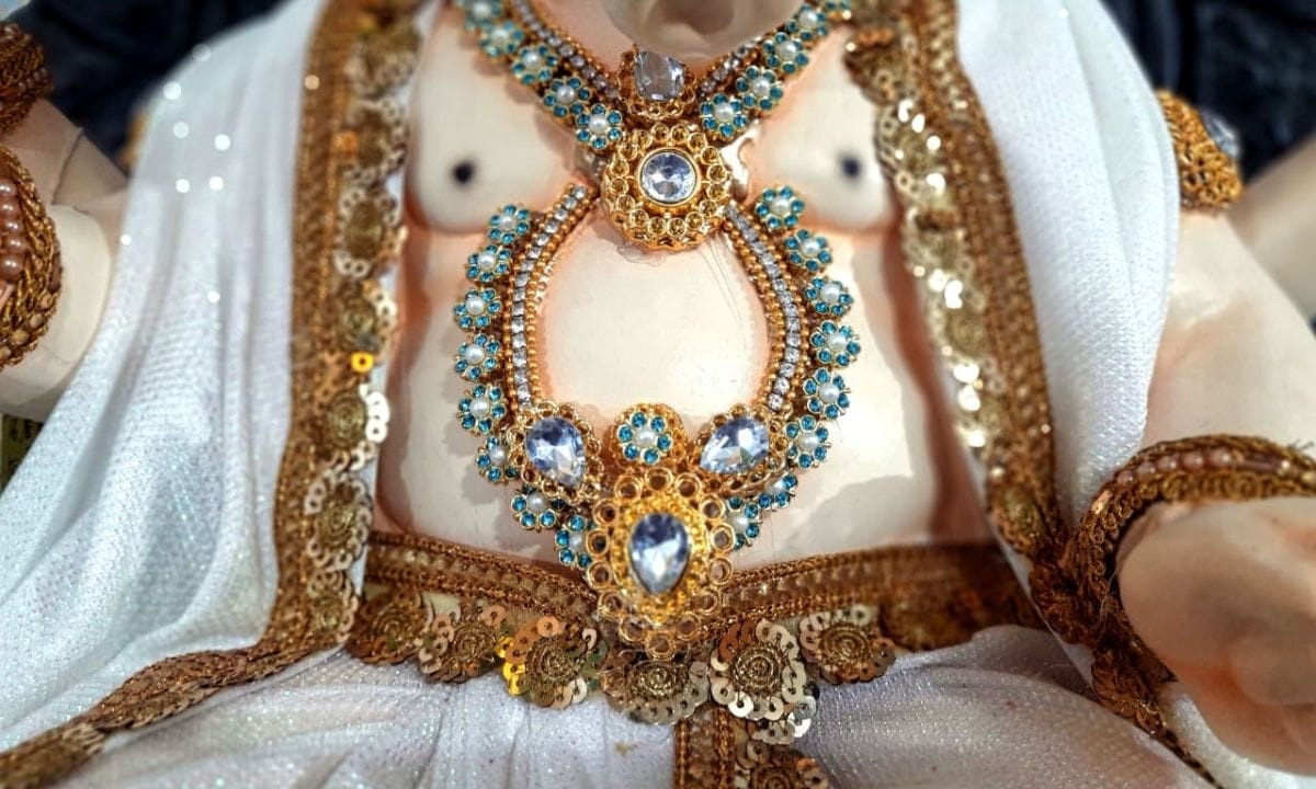 આભૂષણોમાં મુગટ, ગળાનો હાર, બાજુબંધ, સાફો, હાથમાં કંગન વગેરે પહેરાવવામાં આવે છે. જેમાં મોતી ,જરી, ડાયમંડ વર્ક કરવામાં આવે છે.