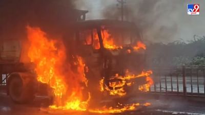 ગાંધીધામ કંડલા હાઈવે ઉપર ટ્રેલરમાં ભીષણ આગ, હાઈવે પર ટ્રાફિકજામ, જુઓ Video ગાંધીધામ કંડલા હાઈવે ઉપર ટ્રેલરમાં ભીષણ આગ, હાઈવે પર ટ્રાફિકજામ, જુઓ Video