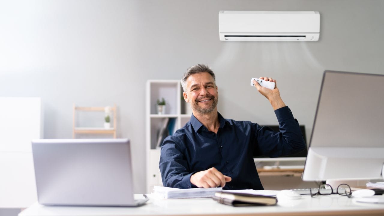 બ્લુ સ્ટારના MD બી. ત્યાગરાજને તેને એક મહાન પગલું ગણાવ્યું અને સરકારને આ ફેરફારોને ટૂંક સમયમાં લાગુ કરવા વિનંતી કરી કારણ કે લોકો હવે રૂમ એર કંડિશનર (RAC) ખરીદતા પહેલા આ નિર્ણય લાગુ થાય તેની રાહ જોઈ રહ્યા છે. ત્યાગરાજને કહ્યું કે હવે ઓગસ્ટમાં કોઈ RAC (રૂમ AC) ખરીદશે નહીં, સપ્ટેમ્બર અથવા 1 ઓક્ટોબર સુધી રાહ જોશે. આ દરમિયાન શું કરી શકાય છે. ડીલરો ખરીદશે નહીં અને ગ્રાહકો ખરીદશે નહીં. ગ્રાહકોને ભાવ લાભ વિશે પૂછવામાં આવતા, તેમણે કહ્યું કે તે લગભગ 10 ટકા હશે કારણ કે GST અંતિમ કિંમત પર વસૂલવામાં આવે છે.