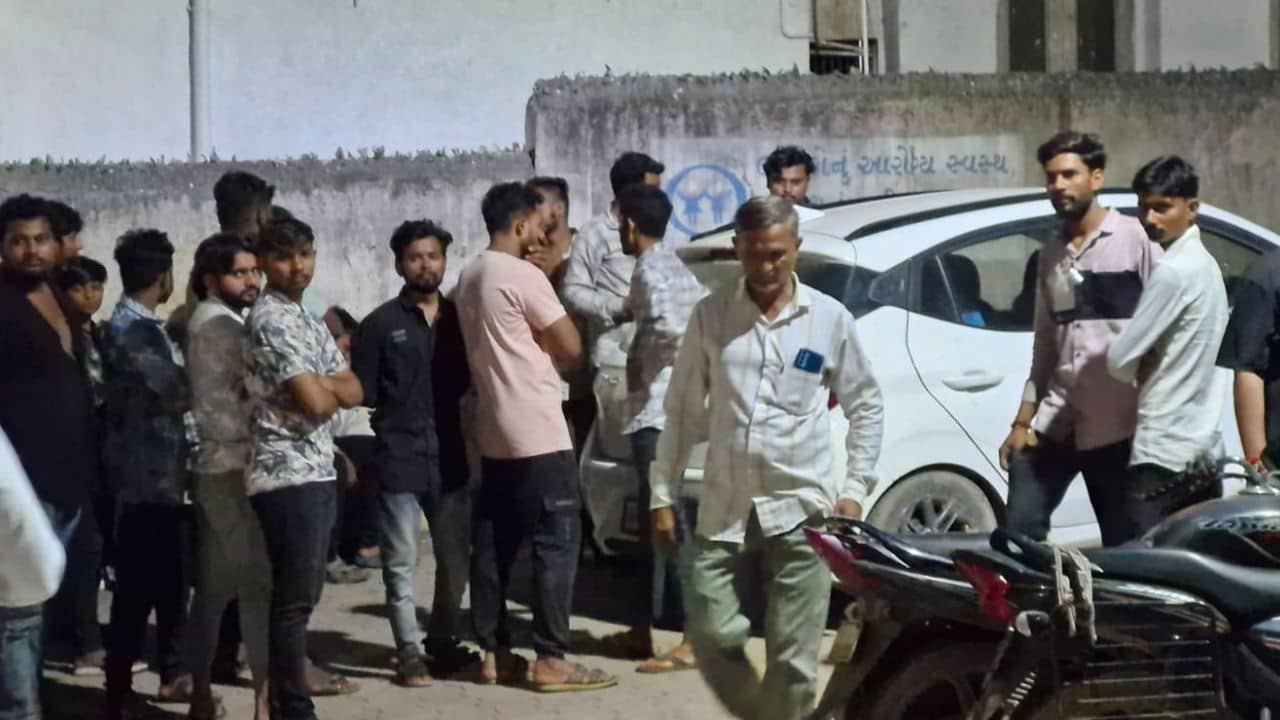 Breaking News : ભાવનગરમાં રખડતી રંજાડના કારણે વધુ એક યુવાને જીવ ગુમાવ્યો, ઢોરના આતંકથી સ્થાનિકોમાં ભય, જુઓ Video