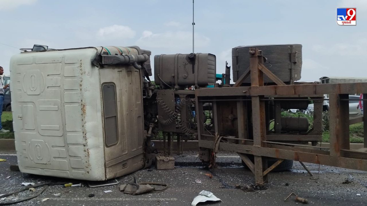 Breaking News : કચ્છના મુન્દ્રા-ખેડોઈ હાઈવે પર ભયાનક અકસ્માત, ટ્રેલરનું કન્ટેનર એક્ટિવા પર પડતા 3નાં મોત, જુઓ Video