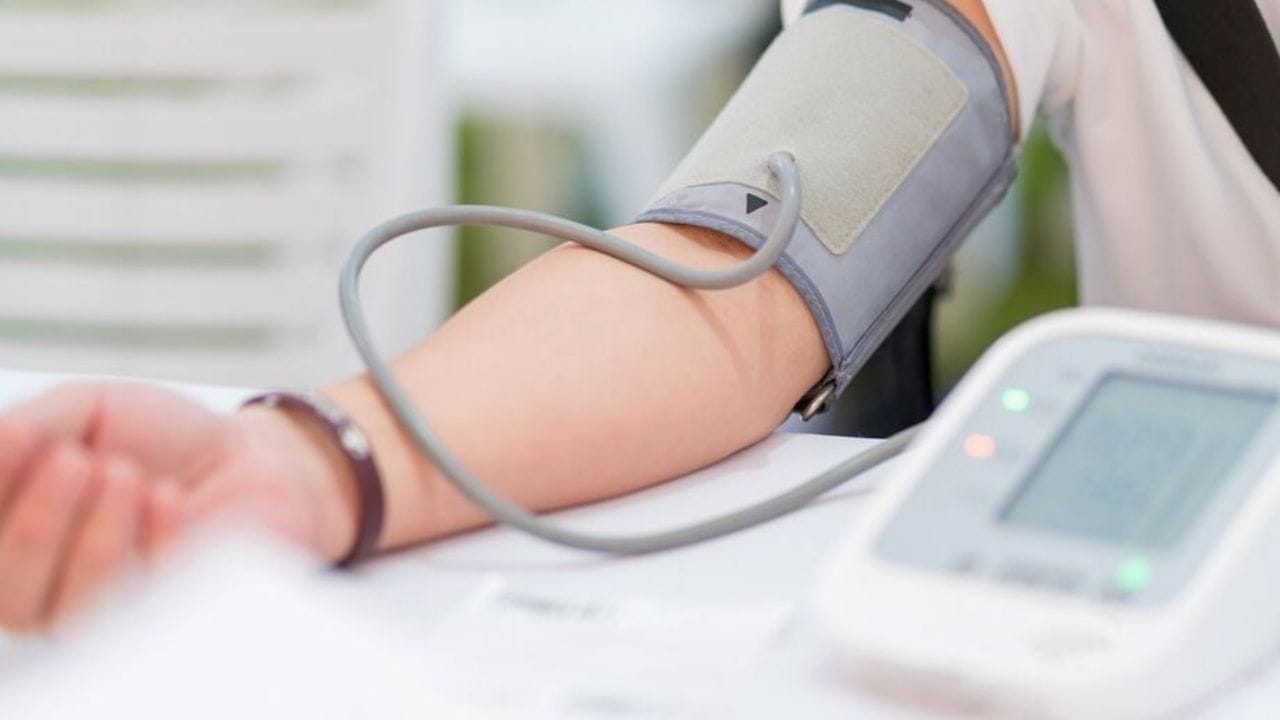 સામાન્ય પરિસ્થિતિઓમાં તે શરીરની કામગીરીને સંતુલિત રાખે છે. પરંતુ જો તે સતત ખૂબ વધારે (હાઈ BP) અથવા ખૂબ ઓછું (લો BP) થાય છે, તો તે હાર્ટ એટેક, સ્ટ્રોક, કિડનીને નુકસાન અને અન્ય ગંભીર રોગોનું જોખમ વધારે છે. એટલા માટે સમયાંતરે BP તપાસ કરાવવી ખૂબ જ મહત્વપૂર્ણ છે. જેથી સમસ્યાને સમયસર શોધી શકાય અને તેની સારવાર કરી શકાય.