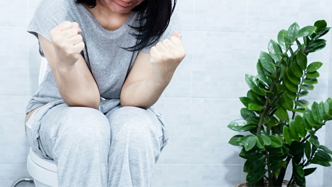 લાંબા સમય સુધી કબજિયાત રહેવાને કારણે શરીરમાં ઝેરી તત્વો એકઠા થવા લાગે છે, જે થાક, માથાનો દુખાવો, દુર્ગંધ અને ત્વચાની સમસ્યાઓનું કારણ બની શકે છે. ગુદામાર્ગ પર સતત દબાણ થવાથી પાઈલ્સ અને ગુદા ફિશરનું જોખમ વધે છે. વારંવાર એસિડિટી થવાથી પેટ અને ગળાના અસ્તરને અસર થાય છે, જેના કારણે ગેસ્ટ્રાઇટિસ, અલ્સર થઈ શકે છે અને લાંબા ગાળે અન્નનળી એટલે કે અન્નનળીને નુકસાન થાય છે અને ખોરાકની નળીના આંતરિક અસ્તરને નુકસાન થાય છે.