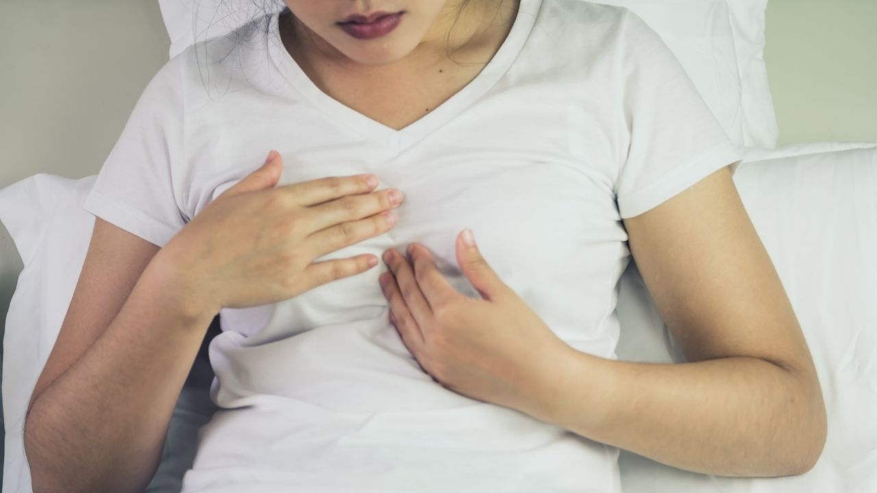 ઘણા લોકોને એસિડિટીને કારણે શ્વાસ લેવામાં તકલીફ, છાતીમાં દુખાવો અને ઊંઘમાં ખલેલ પણ થાય છે. આયુર્વેદમાં એવું માનવામાં આવે છે કે આ સમસ્યાઓને અવગણવાથી શરીરની પાચનશક્તિ નબળી પડે છે, જેનાથી રોગપ્રતિકારક શક્તિ પણ ઓછી થાય છે. તેથી, સમયસર તેનું નિરાકરણ કરવું મહત્વપૂર્ણ છે, નહીં તો તે અન્ય ગંભીર રોગોનું મૂળ બની શકે છે.