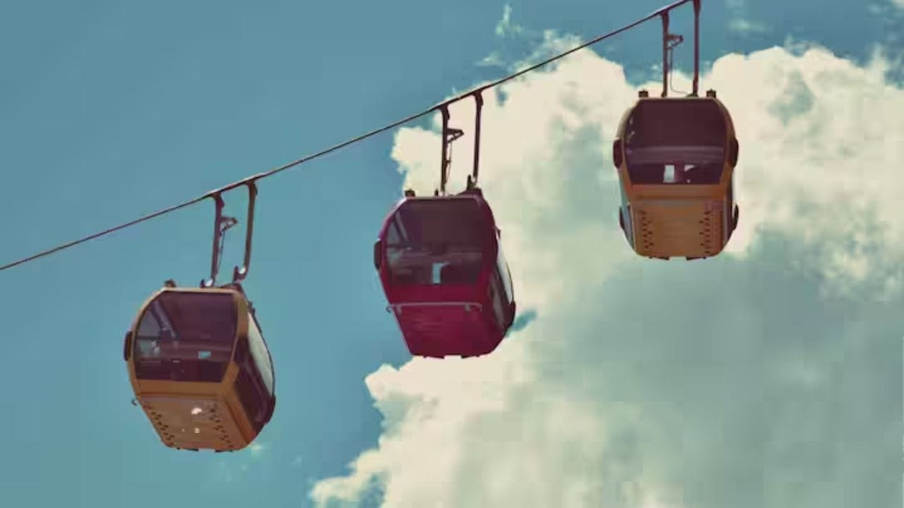 સિક્કિમમાં ગંગટોકની એક કિલોમીટર લાંબી રોપવે રાઈડ દેવરાલીથી તાશીલિંગ સચિવાલય સુધી જાય છે. દરેક કેબલ કારમાં 24 લોકો બેસી શકે છે અને 20 મિનિટમાં તમે ઉપરથી તીસ્તા ખીણ, કંચનજંગા અને આખા શહેરની રંગબેરંગી છત જોઈ શકો છો.
