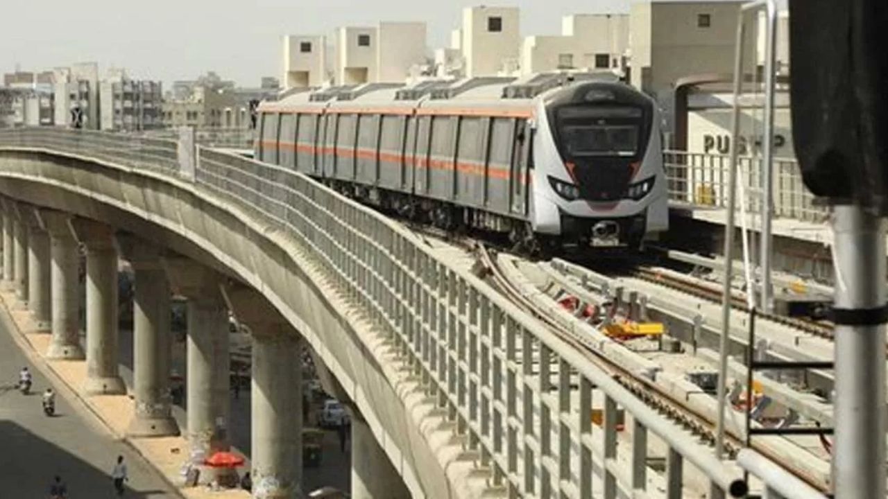 દેશમાં મેટ્રો નેટવર્ક ધરાવતા નોંધપાત્ર શહેરોમાં કોલકાતા (60.28 કિમી), ચેન્નાઈ (54.1 કિમી), નાગપુર, પુણે (38.22 કિમી), નોઈડા-ગ્રેટર નોઈડા (32.97 કિમી), કોચી (29.7 કિમી), લખનૌ (28.38 કિમી) અને કાનપુર (22.87 કિમી)નો સમાવેશ થાય છે. ગુડગાંવ, જયપુર, નવી મુંબઈ, ઇન્દોર અને આગ્રામાં કાર્યરત નાના નેટવર્ક પણ ભારતના કુલ કાર્યરત મેટ્રો નેટવર્ક 978.65 કિમીમાં સામૂહિક રીતે ફાળો આપે છે.