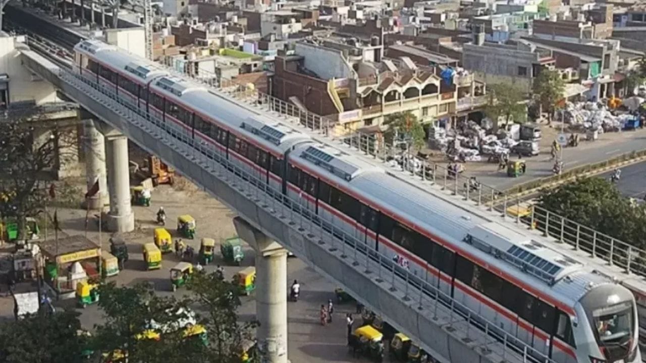 ફેઝ 2 એ તબક્કો 1 નું વિસ્તરણ છે, જે અમદાવાદ અને ગાંધીનગર જેવા જોડિયા શહેરોને જોડે છે. નેટવર્કમાં 28.2 કિમી લંબાઈના બે કોરિડોર અને 22 સ્ટેશનોનો સમાવેશ થાય છે. હાલમાં, આ વિભાગનો 22.7 કિમી કાર્યરત છે. દેશગુજરાત