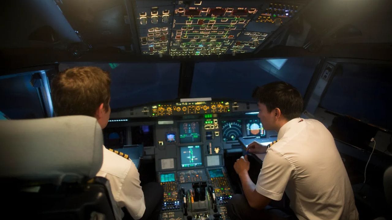 તેમ છતાં અન્ય લોકોની જેમ પાયલોટ પણ ફ્લાઈટ ઉડાડતી દરમિયાન બીમારી ઈજા અથવા જીવલેણ પરિસ્થિતિનો સામનો કરવો પડે છે. આવી પરિસ્થિતિ વિમાનમાં મુસાફરોને ખતરનાક લાગી શકે છે, પરંતુ વિમાનમાં આ પરિસ્થિતિનો સામનો કરવા માટે તમામ તૈયારીઓ છે.
