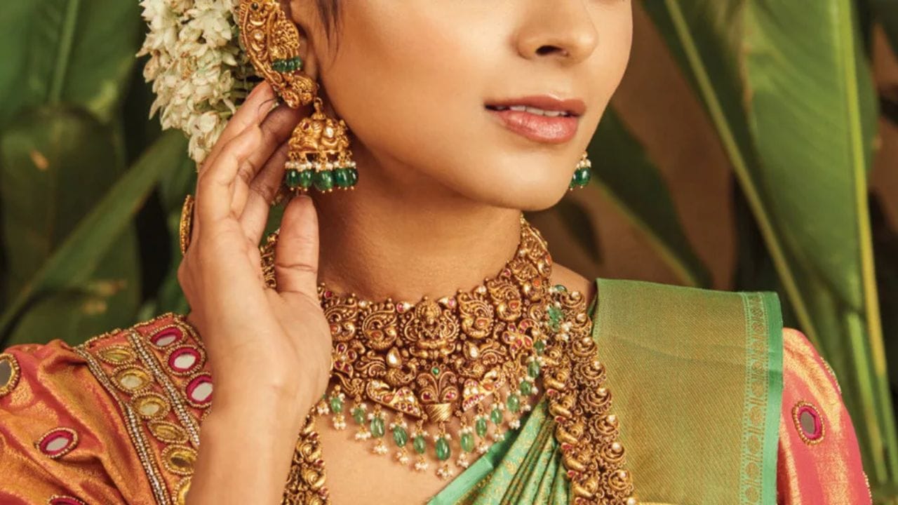 મુસાફરોના મનમાં સૌથી મોટો પ્રશ્ન આ છે: એરપોર્ટ પર થતી હેરાનગતિથી નારાજ મહિલા મુસાફર હાઈકોર્ટમાં પહોંચી હતી. સુનાવણી બાદ હાઈકોર્ટે માત્ર મહિલા મુસાફરના પક્ષમાં ચુકાદો આપ્યો જ નહીં, પરંતુ કસ્ટમ્સ પર 25,000 રૂપિયાનો દંડ પણ ફટકાર્યો. તેમજ જે અધિકારીઓએ તેને નિવેદન પર સહી કરવાની ફરજ પાડી હતી તેમની સામે કાર્યવાહી કરવાનો આદેશ પણ આપવામાં આવ્યો છે.