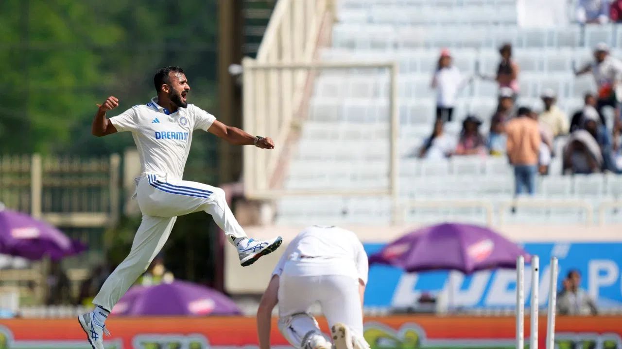 આકાશ દીપ ટીમનો મહત્વપૂર્ણ ખેલાડી બની ગયો છે. વાસ્તવમાં, આ ખેલાડીએ ઈંગ્લેન્ડ સામેની ટેસ્ટ શ્રેણીમાં 3 મેચમાં 13 વિકેટ લીધી હતી. એટલું જ નહીં, તેણે શ્રેણીમાં 80 રનનું યોગદાન પણ આપ્યું હતું. ઓવલ ટેસ્ટમાં, તેણે મુશ્કેલ સમયમાં શાનદાર અડધી સદી પણ ફટકારી હતી.