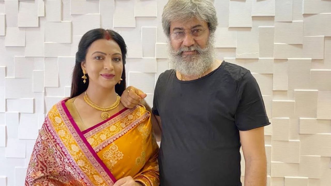 અક્ષરા સિંહનો જન્મ 30 ઓગસ્ટ 1993ના રોજ મુંબઈ, મહારાષ્ટ્રમાં થયો હતો. તેનો જન્મ એક ફિલ્મ પરિવારમાં થયો હતો, જેના માતાપિતા પણ ભોજપુરીમાં અભિનેતા તરીકે કામ કરતા હતા. એટલે કહી શકાય કે, અભિનય તેના લોહીમાં છે. અક્ષરા બાળપણથી જ અભિનયની સાથે સાથે ડાન્સ અને સંગીત પ્રત્યે પ્રેમ હતો.